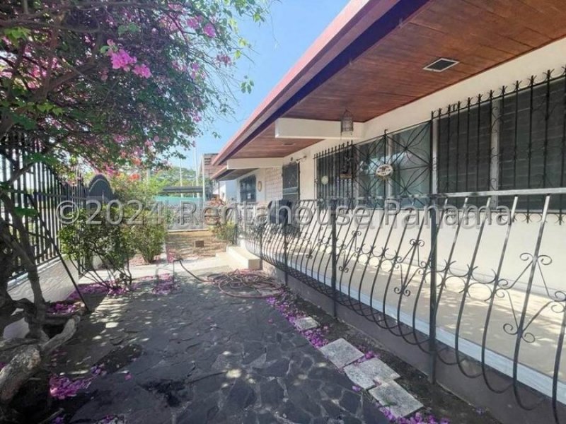 Alquiler de Casa de 357 Mts en Parque Lefevre