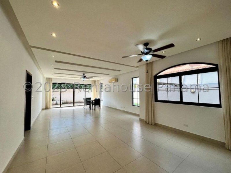 Alquiler de Casa de 421 Mts en Costa Sur