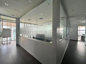 Oficina de 180 m² en Alquiler en Costa del Este. 25-770.