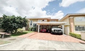 Venta de Casa de 582 m² de Terreno en PH Castel Novo, Chanis 25-9049